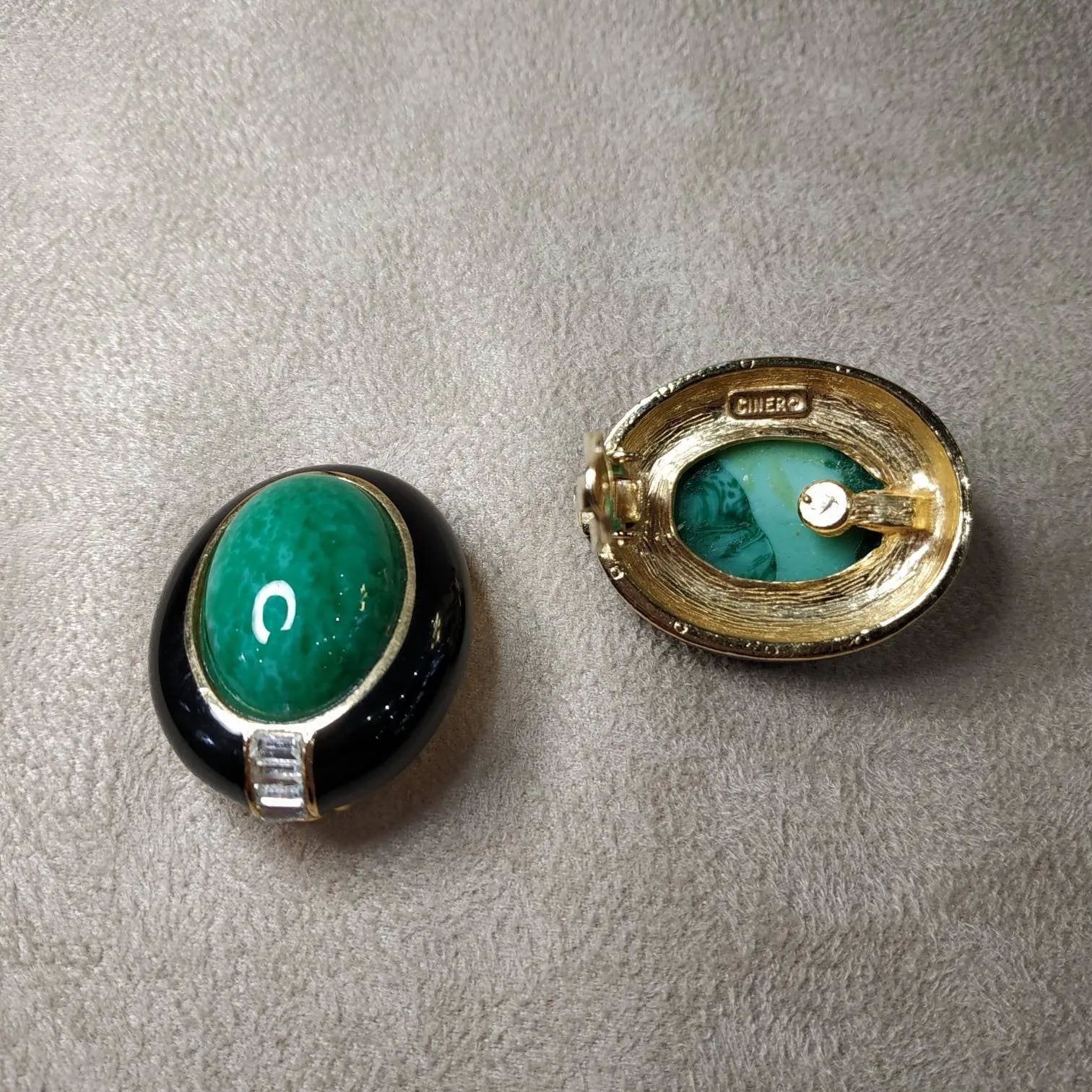 Ciner Vintage Earrings Green / black  Clip On